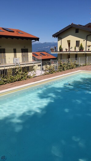Una piscina al aire libre, una piscina climatizada