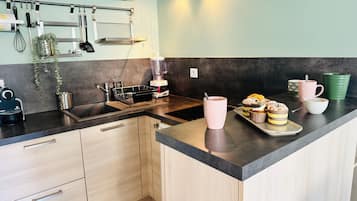 Refrigerador, microondas, cafetera y tetera y tostadora