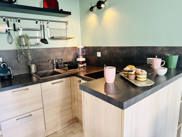 Réfrigérateur, micro-ondes, cafetière/bouilloire, grille-pain