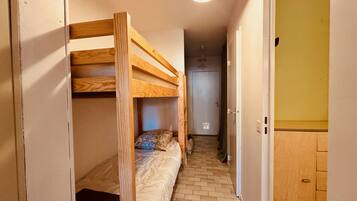 2 chambres, fer et planche Ă repasser