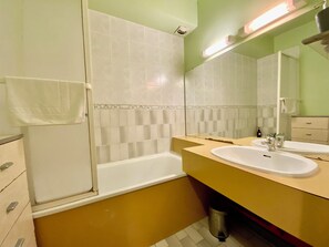 Sèche-cheveux, serviettes fournies, savon, shampoing
