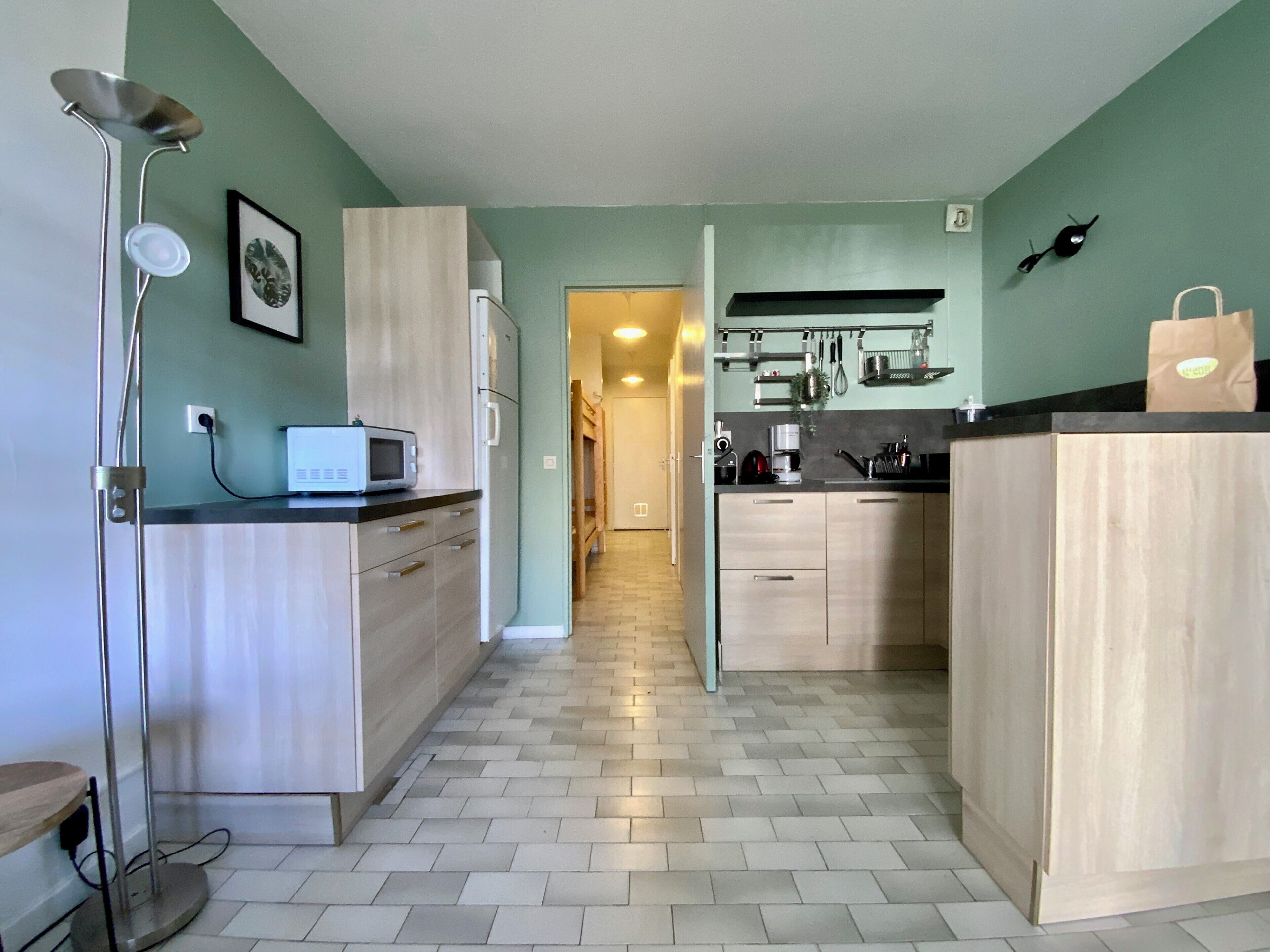 Kühlschrank, Mikrowelle, Wasserkocher mit Kaffee-/Teezubehör, Toaster