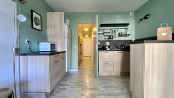 Kühlschrank, Mikrowelle, Wasserkocher mit Kaffee-/Teezubehör, Toaster