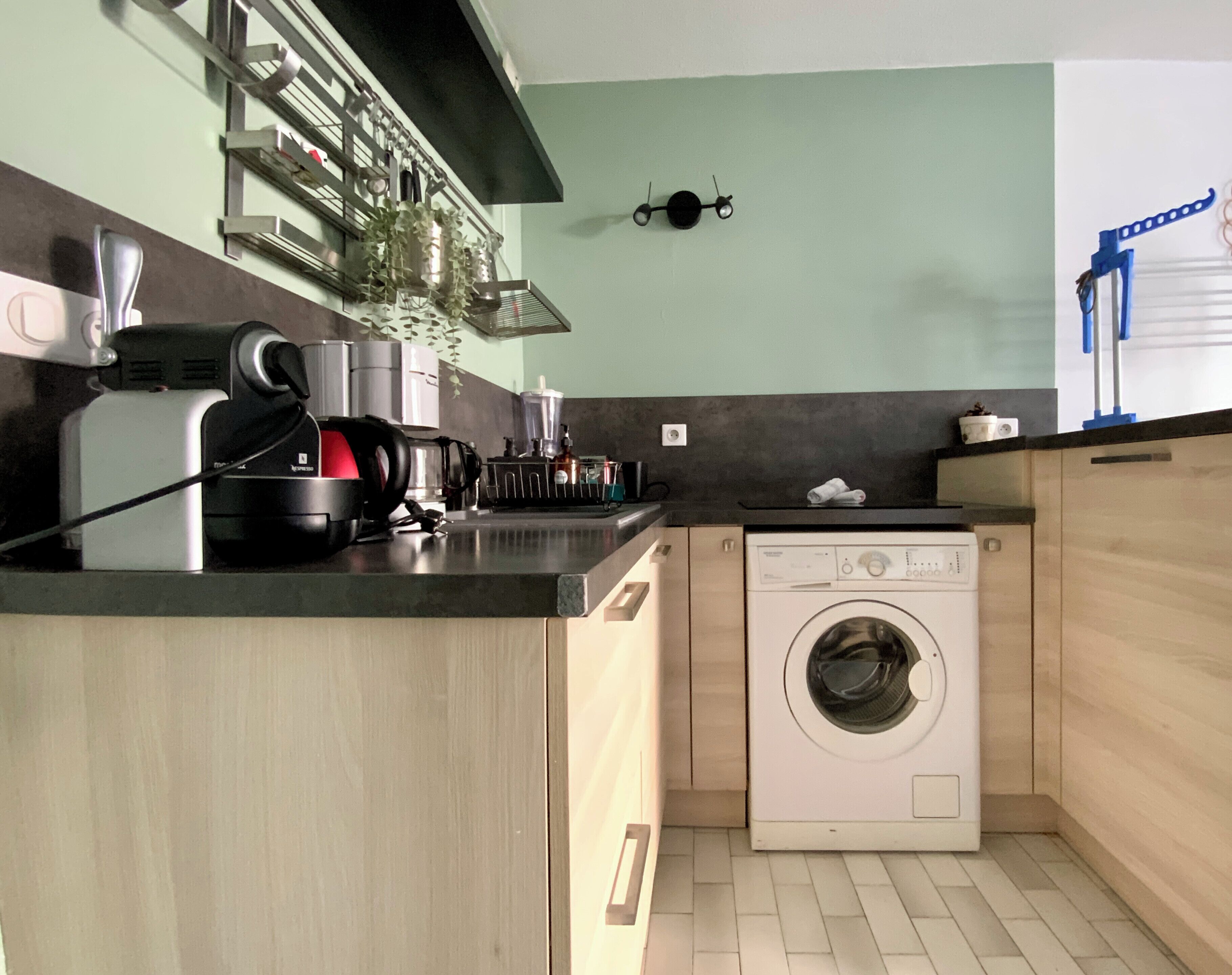 Kühlschrank, Mikrowelle, Wasserkocher mit Kaffee-/Teezubehör, Toaster