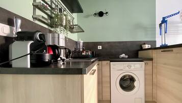 Kühlschrank, Mikrowelle, Wasserkocher mit Kaffee-/Teezubehör, Toaster