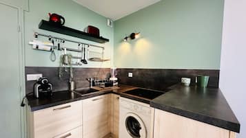 Réfrigérateur, micro-ondes, cafetiÚre/bouilloire, grille-pain