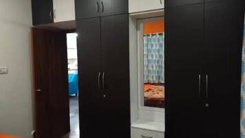 7 bedrooms, WiFi, bed sheets