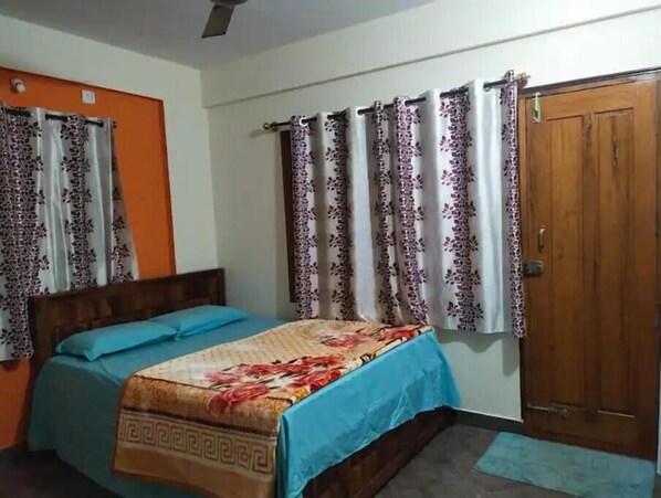 7 bedrooms, WiFi, bed sheets