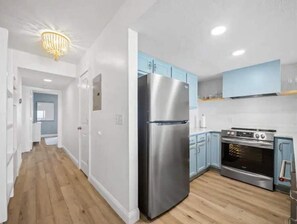 Geladeira, micro-ondas, fogão, cooktop