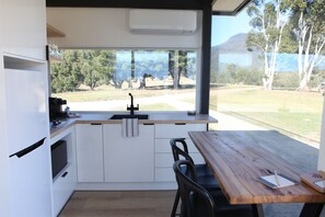 Romantische Villa, Bergblick | Eigene Küche | Großer Kühlschrank, Mikrowelle, Herdplatte, Espressomaschine