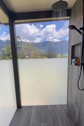 Romantische Villa, Bergblick | Badezimmer | Badewanne und Dusche (separat), Komfortbadewanne, Hydromassagedusche
