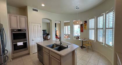 Peaceful retreat in luxury home near Mt Lemmon. Spacious and modern.