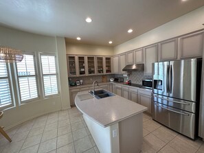 Jääkaappi, mikroaaltouuni, uuni, liesi