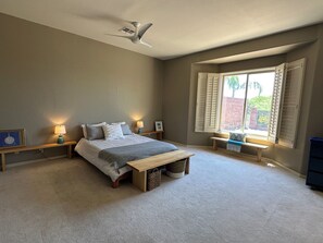 3 bedrooms, desk, WiFi, bed sheets