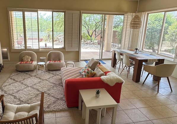 Älytelevisio, takka, kirjoja, tietokoneen näyttö