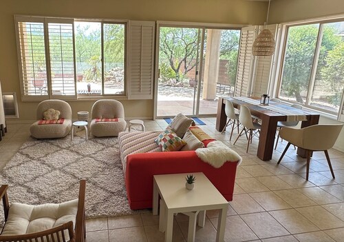 Peaceful retreat in luxury home near Mt Lemmon. Spacious and modern.