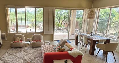 Peaceful retreat in luxury home near Mt Lemmon. Spacious and modern.