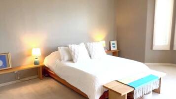 3 bedrooms, desk, WiFi, bed sheets