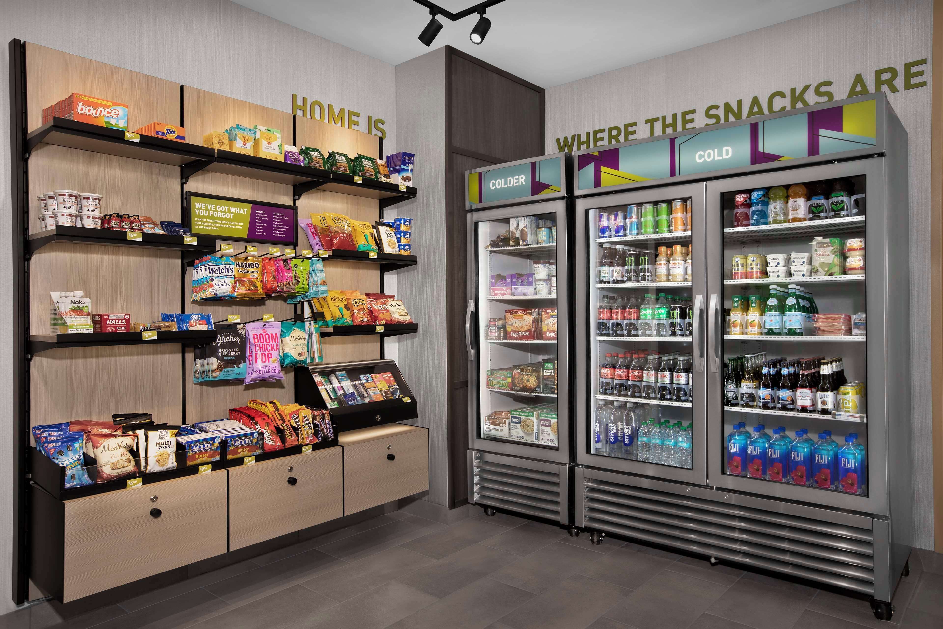 Een automaat met snacks en koude dranken, met een keuze uit verschillende producten.