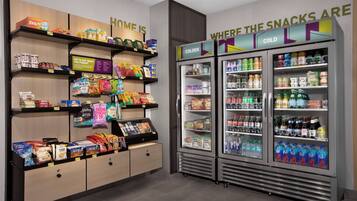 Een automaat met snacks en koude dranken, met een keuze uit verschillende producten.