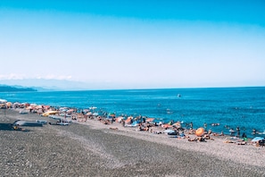 Beach nearby, black sand, sun-loungers, beach umbrellas - Comfort Inn Orbi City (Batumi)