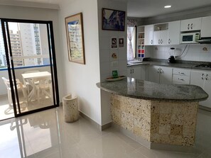 Fridge, microwave, blender, cookware/dishes/utensils - Aparamento AL1-P Cerca al mar con piscin (Cartagena)