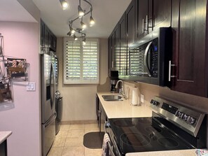 Fridge, microwave, oven, stovetop - Specials in 2025 Beautiful 2 b/2ba beachfront condo Oceanview in Maalaea Maui (Wailuku)