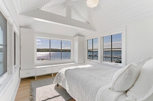 Lakefront Beach Cottage with Boat Slip