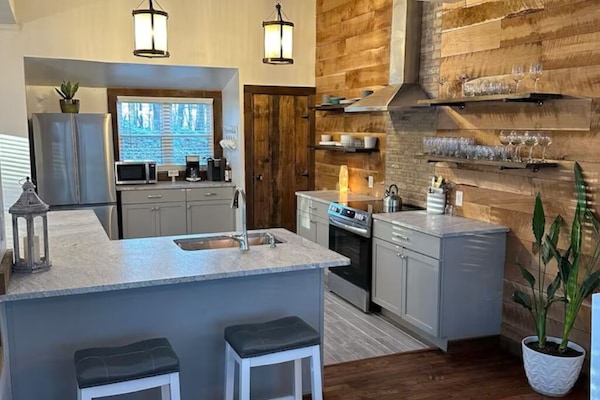 Large kitchen fully stocked with cooking equipment!