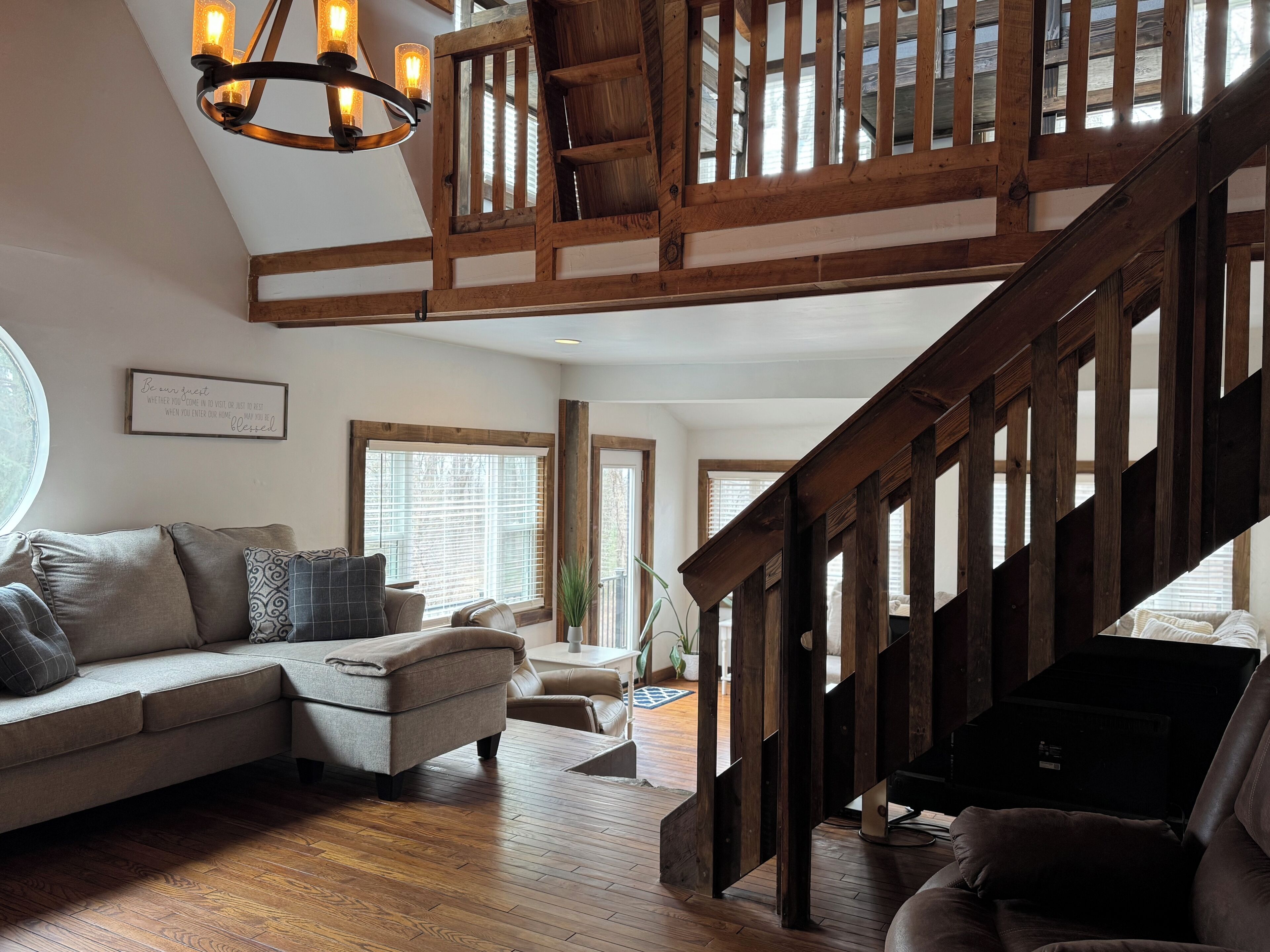 Televisor intel·ligent, llar de foc, reproductor de DVD i futbolí 