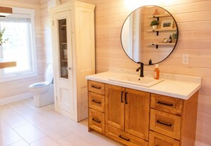 Douche, séchoir à cheveux, serviettes fournies, savon
