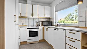 Køleskab, kogeplade, opvaskemaskine, kaffe-/temaskine