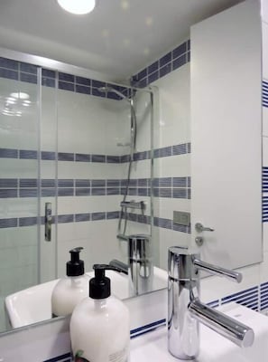 Shower, hair dryer, towels, soap - Apartamento Confortable de 4 Dormitorios y 2 Baños en Cardona (Cardona)