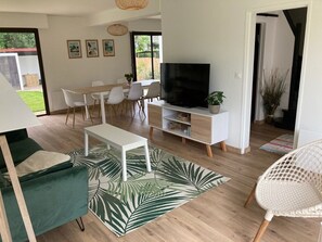 TV, books - Maison Rénovée Bassin Darcachon Avec Jardin-idéale Pour les Familles! (La Teste-de-Buch)