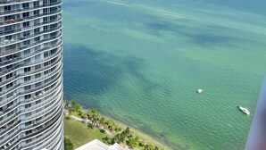 A high-rise hotel with a view of a calm sea and distant city skyline. - Chic Penthouse  in the heart of Miami amazing Ocean and Sunset view (Miami)