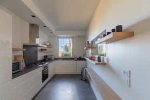 Kylskåp, mikrovågsugn, diskmaskin och kaffe- och tebryggare