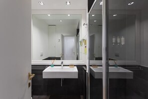 Dusche, Haartrockner, Bidet, Handtücher