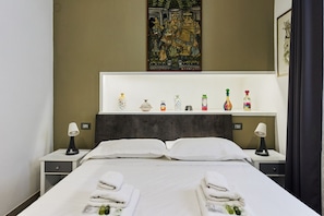 1 chambre, fer et planche à repasser