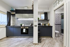 Køleskab, brødrister