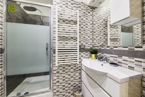 Douche, bidet, serviettes fournies, papier de toilette