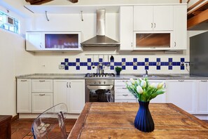 Jääkaappi, uuni, liesi, astianpesukone