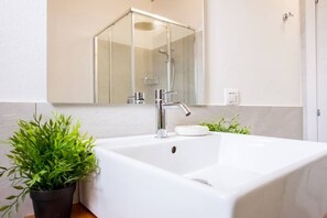 Dusche, Haartrockner, Bidet, Handtücher