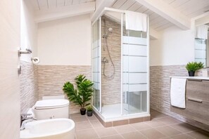 Een douche, een haardroger, een bidet, handdoeken