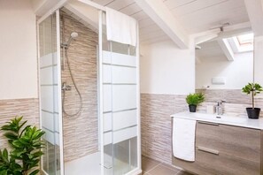 Bruser, hårtørrer, bidet, håndklæder