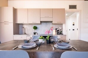 Fridge, oven, stovetop, dishwasher