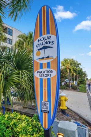 Schild für das Four Shores Vacation Resort mit einem QR-Code.