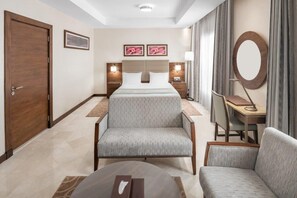 Suite, 1 cama de matrimonio grande, accesible para personas con discapacidad | Escritorio, sistema de insonorización, wifi gratis y ropa de cama