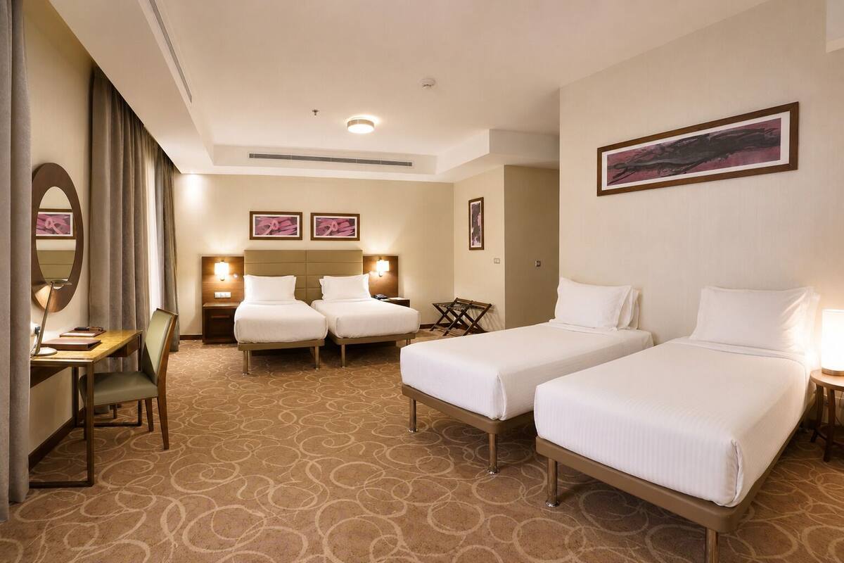 Desk, soundproofing, free WiFi, bed sheets