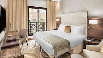 Desk, soundproofing, free WiFi, bed sheets