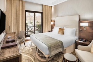 Escritorio, sistema de insonorización, wifi gratis y ropa de cama